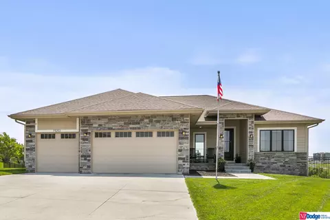 19253 Ruggles Cir, Omaha, NE 68022