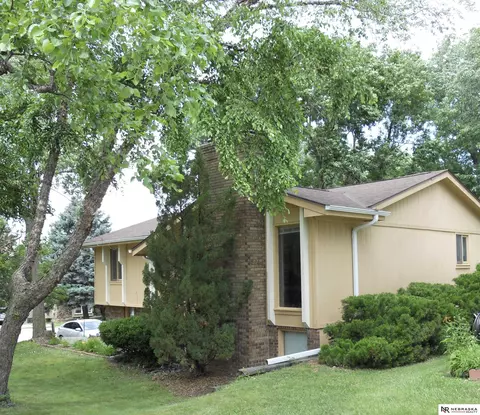 3748 Schuemann Dr, Bellevue, NE 68123