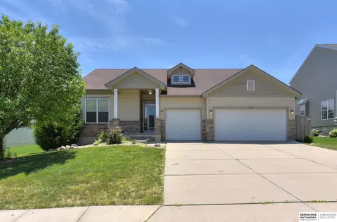 11113 Laramie St, Papillion, NE 68046