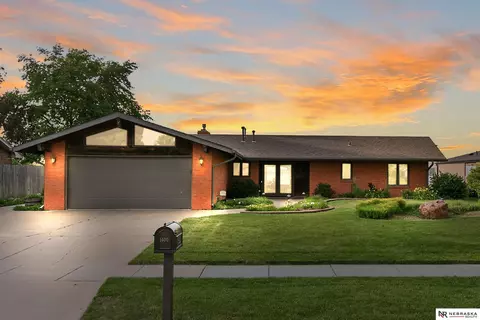 1400 Manchester Dr, Lincoln, NE 68528