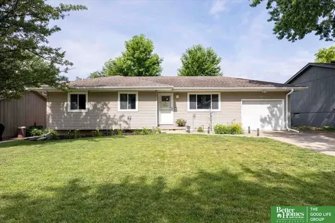 410 N Park Dr, Gretna, NE 68028