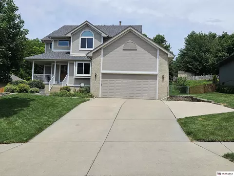 916 Hogan Dr, Papillion, NE 68046