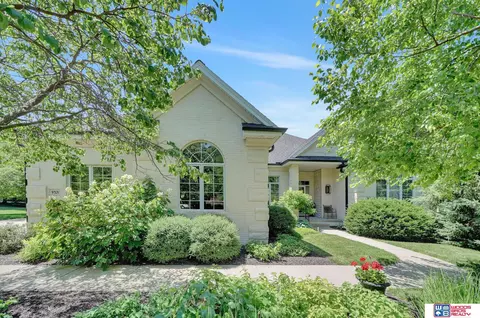 9321 Thornwood Dr, Lincoln, NE 68512
