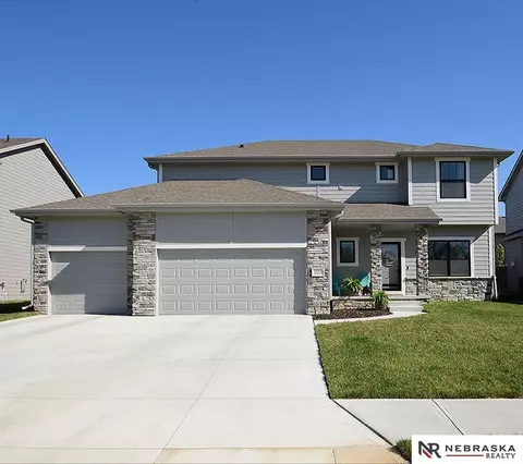 5016 Heartland Dr, Papillion, NE 68133
