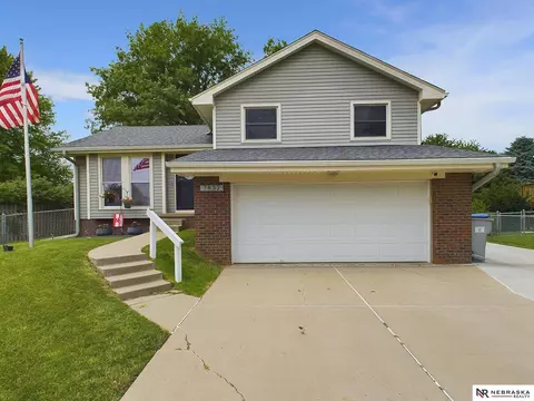 7832 La Vista Dr, La Vista, NE 68128