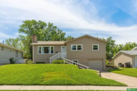 8313 Hillside Dr, Omaha, NE 68114