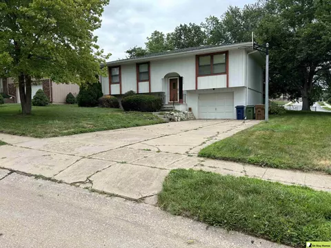 8413 S 48th Ter, Omaha, NE 68157