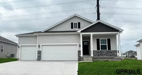 6409 Clear Creek St, Papillion, NE 68157