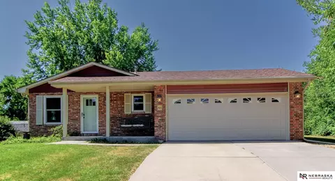 421 Pioneer Ct, Hickman, NE 68372