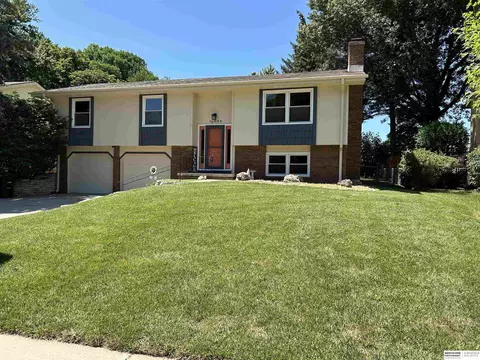 16058 Oak St, Omaha, NE 68130