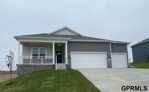 6417 Clear Creek St, Papillion, NE 68157