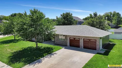 1612 Country Club Ln, Beatrice, NE 68310