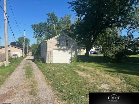 285 Locust St, Springfield, NE 68059 photo 2