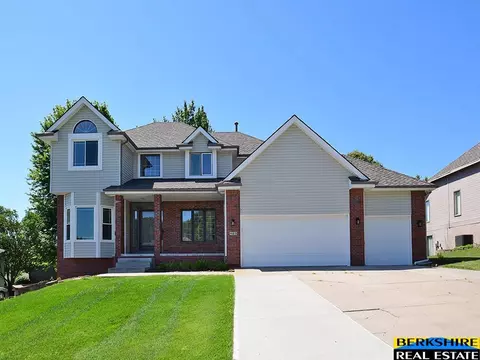 803 Graham Dr, Papillion, NE 68046