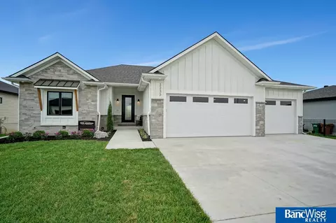 3233 Tree Line Dr, Lincoln, NE 68516