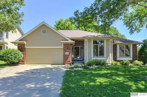 2804 Dana Ln, Papillion, NE 68133