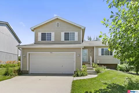 7559 Bondesson St, Omaha, NE 68122