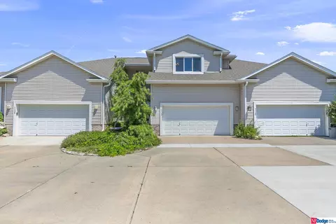 1140 Waters Edge Ct, Carter Lake, IA 51510