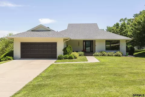 961 S 110 Plz, Omaha, NE 68154