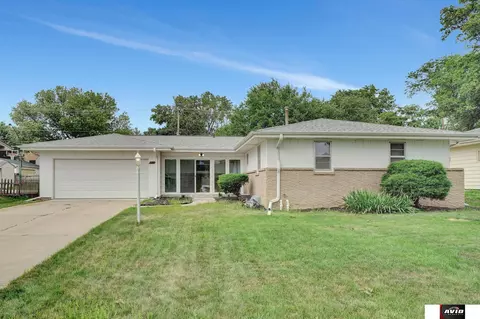 5240 Locust St, Lincoln, NE 68516