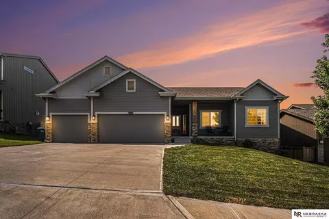 18909 Blackwalnut St, Omaha, NE 68136