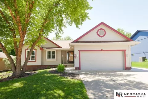 204 Fleetwood Dr, Papillion, NE 68133