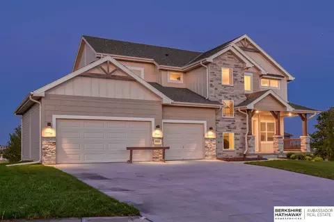 10512 Windward Ave, Papillion, NE 68046