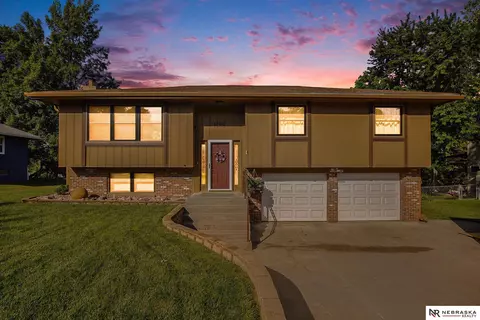1011 Somerset Dr, Bellevue, NE 68005