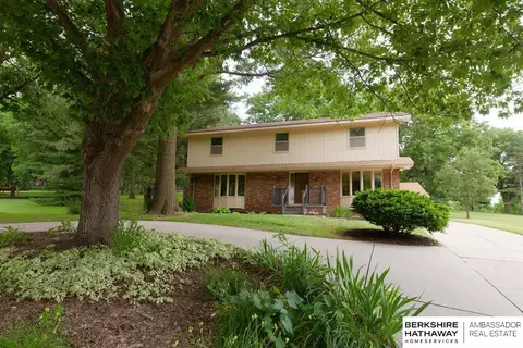 7536 Glenvale Dr, Omaha, NE 68134