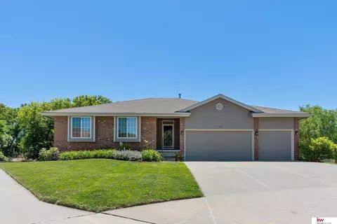 16305 Olive Cir, Omaha, NE 68136