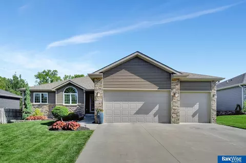 2320 Vavrina Ln, Lincoln, NE 68512