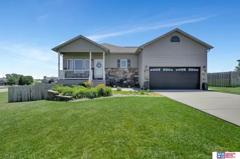 716 Sunset Blvd, Palmyra, NE 68418