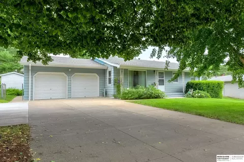 1806 Terry Ave, Bellevue, NE 68005