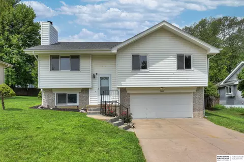 7812 La Vista Dr, La Vista, NE 68128