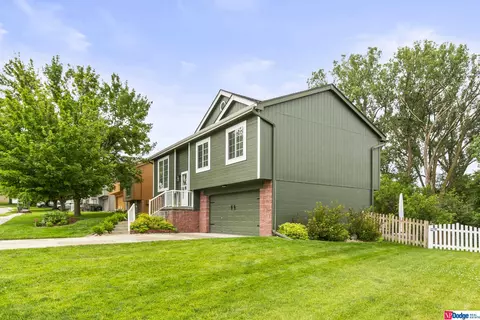 7607 Bondesson St, Omaha, NE 68122
