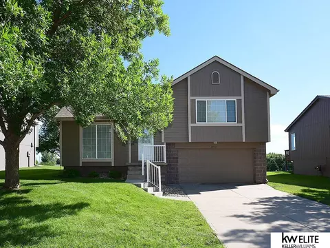 1010 Timberline Dr, Papillion, NE 68046