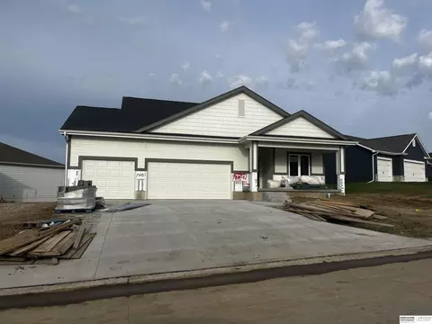 720 N 11th Cir, Springfield, NE 68059
