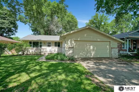 4915 Cresthaven Dr, Lincoln, NE 68516