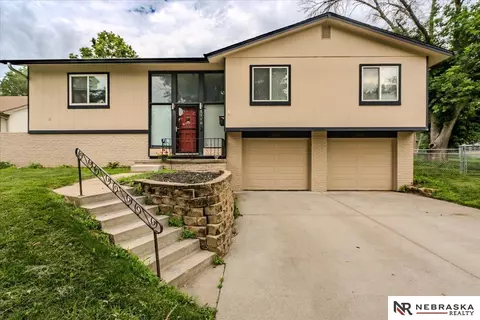 1118 Coach Rd, Papillion, NE 68046