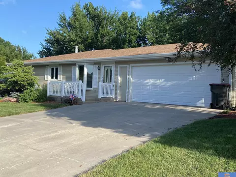 2613 Elk St, Beatrice, NE 68310