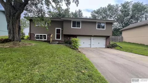 7905 Elm Dr, La Vista, NE 68128
