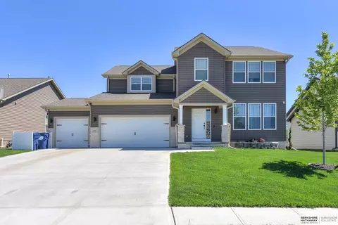 18502 Olive Cir, Omaha, NE 68136