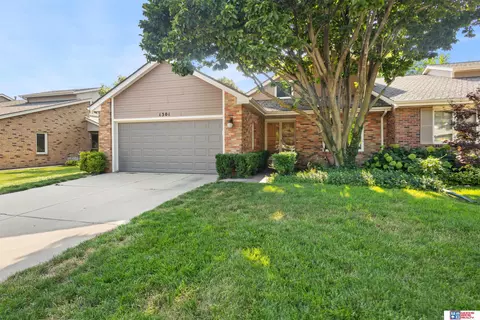 1301 Coachmans Dr, Lincoln, NE 68510