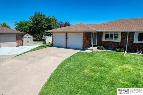 1042 Daybreak Cir, Lincoln, NE 68505