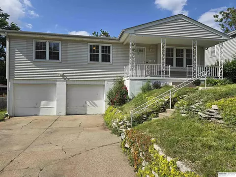 6330 Parkview Ln, Omaha, NE 68104