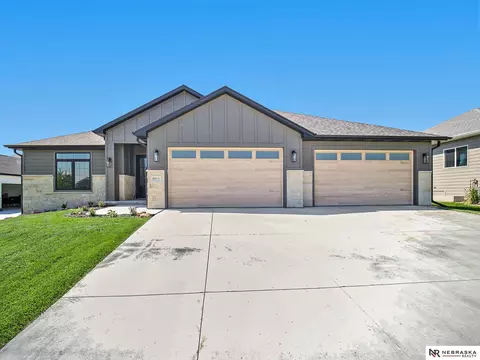 8811 Chaparral Ct, Lincoln, NE 68520