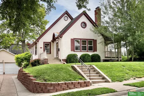5642 Poppleton Ave, Omaha, NE 68106