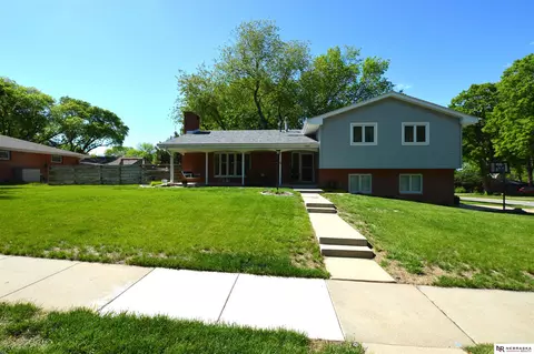 7440 Glenwood Cir, Lincoln, NE 68510