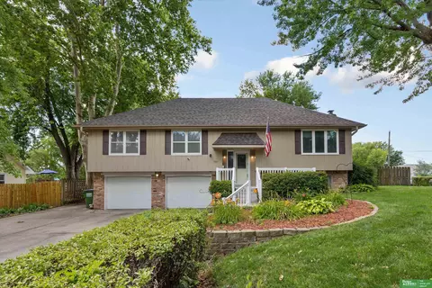 701 Hogan Dr, Papillion, NE 68046