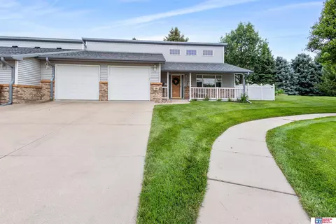 1303 Surfside Ct, Lincoln, NE 68528